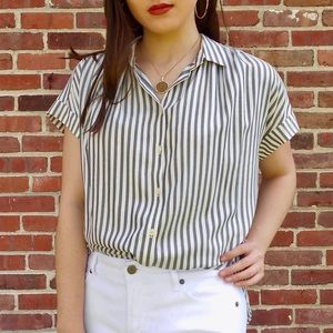 🤍 Grey and white striped loose-fit blouse! 😍